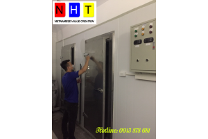 Cửa đi panel kho lạnh - Phòng Sạch NHT - Công Ty Cổ Phần Đầu Tư Xây Dựng NHT Việt Nam